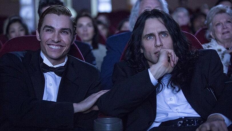 Greg (Dave Franco, links) hat Spaß bei der Premiere von "The Room". Regisseur Tommy (James Franco) hingegen kommt mit der Reaktion des Publikums so gar nicht zurecht.
