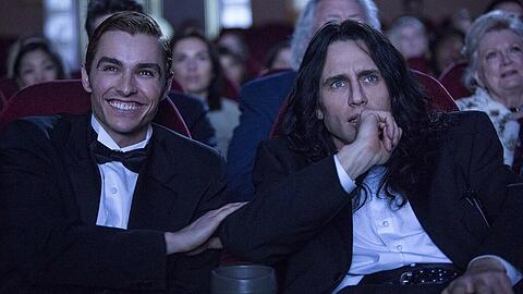 Greg (Dave Franco, links) hat Spaß bei der Premiere von "The Room". Regisseur Tommy (James Franco) hingegen kommt mit der Reaktion des Publikums so gar nicht zurecht.