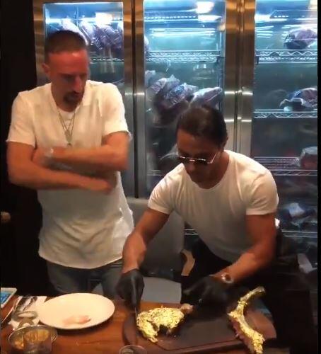 03.01.2019: Während des Trainingslagers in Katar gönnt sich Ribéry ein vergoldetes Steak und postet es bei Twitter. Ein Shitstorm sollte die Folge sein.