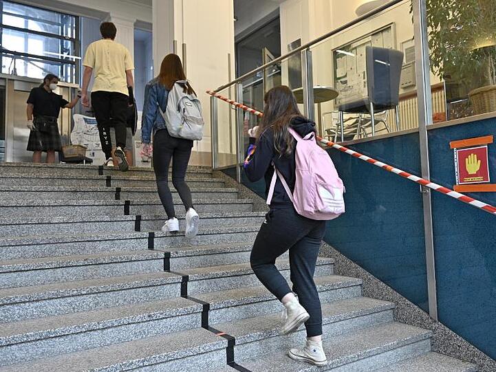 Bereits vor zwei Wochen sind Abschlussklassen an die Schulen in Österreich zurückgekehrt.
