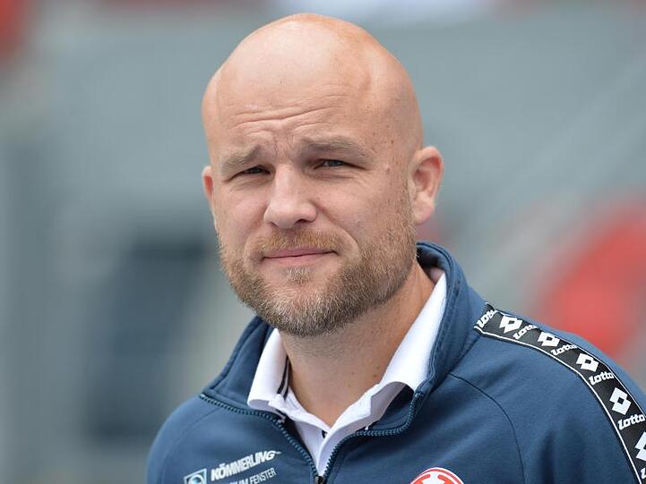 Der Mainzer Sportvorstand Rouven Schröder blickt in die Kamera.
