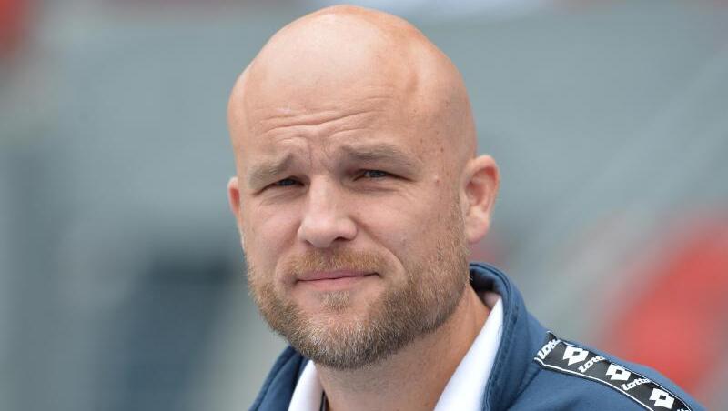 Der Mainzer Sportvorstand Rouven Schröder blickt in die Kamera.