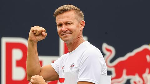 Der neue Trainer von RB Leipzig: Jesse Marsch zeigt vor dem Training Muskeln.