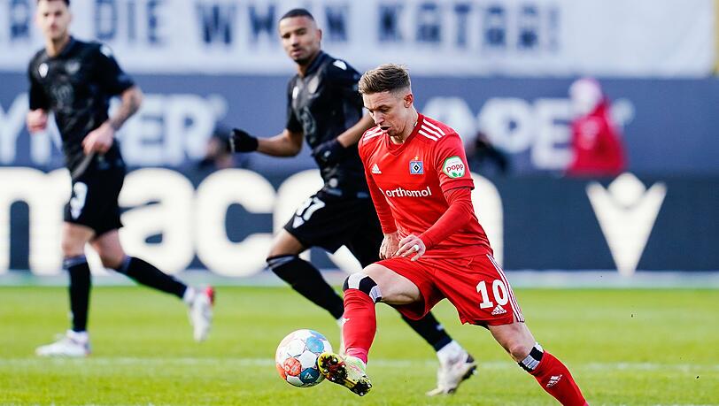 Hamburgs Sonny Kittel nimmt den Ball mit dem Außenrist des rechten Fußes an.