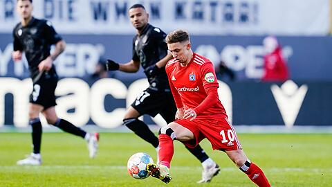 Hamburgs Sonny Kittel nimmt den Ball mit dem Außenrist des rechten Fußes an.