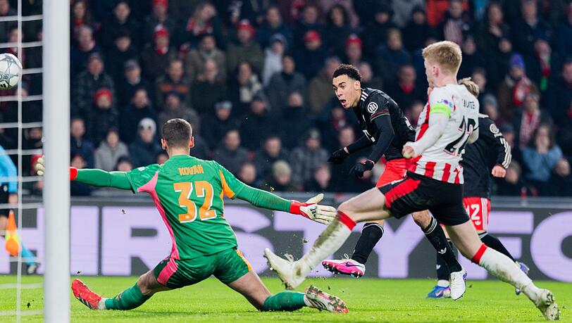 Der Glücksmoment: Jamal Musiala (M) erzielt sein Comeback-Tor zum 1:0. Der Glücksmoment: Jamal Musiala (M) erzielt sein Comeback-Tor zum 1:0.