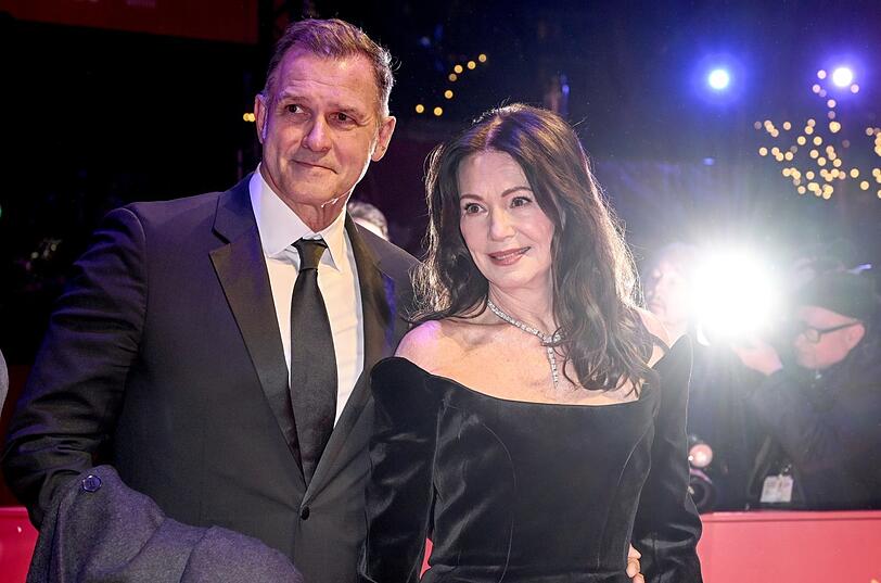 Iris Berben und ihr Partner Heiko Kiesow stehen am Eröffnungsabend der Berlinale vor dem Berlinale Palast. Iris Berben und ihr Partner Heiko Kiesow stehen am Eröffnungsabend der Berlinale vor dem Berlinale Palast.