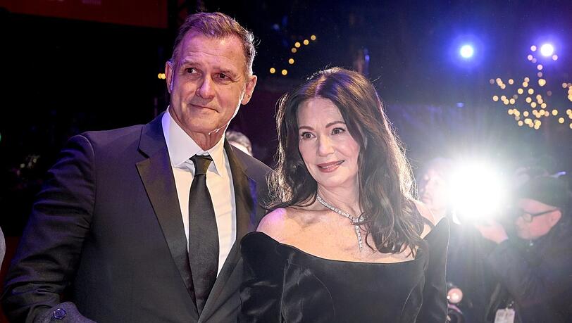 Iris Berben und ihr Partner Heiko Kiesow stehen am Eröffnungsabend der Berlinale vor dem Berlinale Palast. Iris Berben und ihr Partner Heiko Kiesow stehen am Eröffnungsabend der Berlinale vor dem Berlinale Palast.