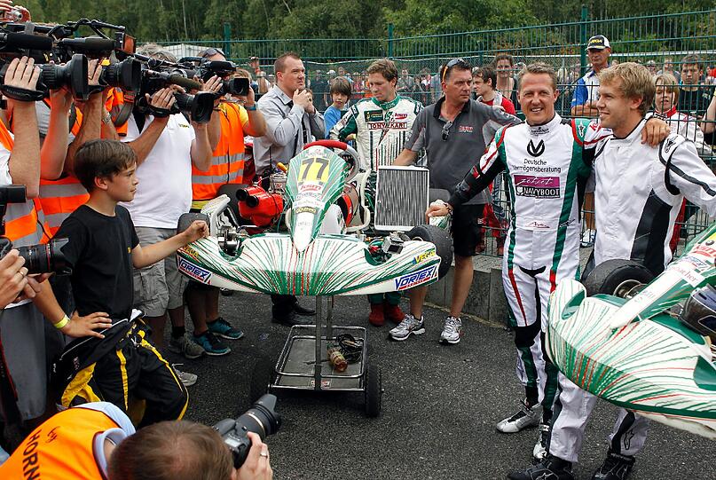 Das Kart-Duell der Formel-1-Weltmeister: Michael Schumacher fuhr seinem Kollegen Sebastian Vettel davon. Spaß hatten alle. Die besten Bilder aus Kerpen...