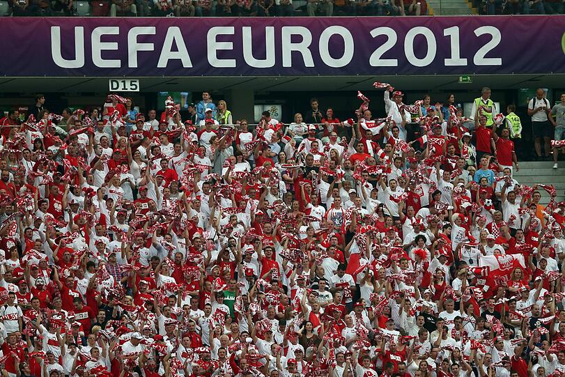 Ausverkauft bis zum letzten Platz: Die Fans lassen mit ihren Kostümen keinen Zweifel, für welches Team sie jubeln!
