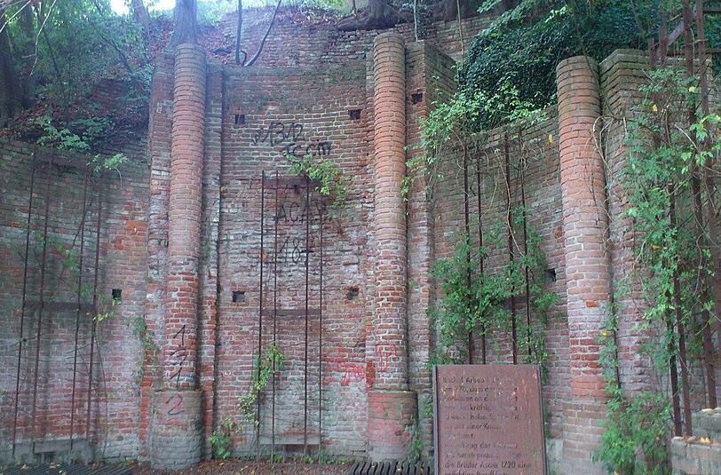 Mitten im Wald des Weihenstephaner Berges findet man die Ruinen der Kapelle St. Korbinian, unter der sich in einem alten Stollen der Korbiniansbrunnen befindet.