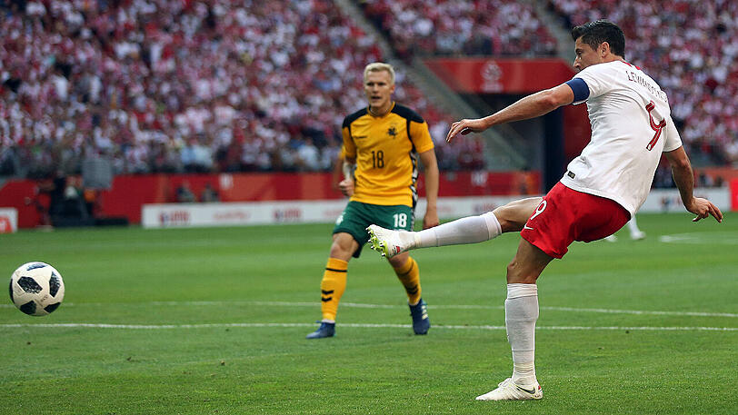 In Torlaune: Robert Lewandowski vom FC Bayern erzielt für die polnische Nationalmannschaft im WM-Test gegen Litauen gleich zwei Treffer.