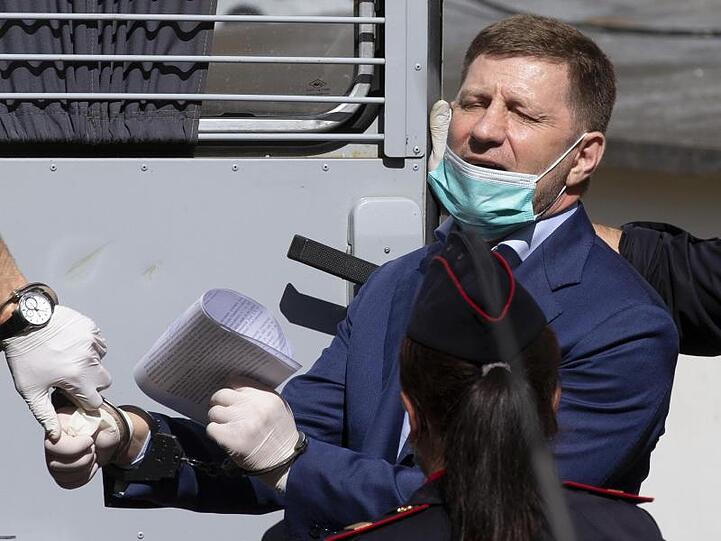 Sergej Furgal, Gouverneur von Chabarowsk, wird aus einem Gerichtssaal in Moskau geführt.