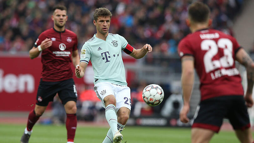 THOMAS MÜLLER, NOTE 5: Der Kapitän in Vertretung von Neuer diesmal wieder als Rechtsaußen anstelle von Gnabry. Aber nur zwei gefährliche Szenen. Es ist und bleibt aber auch nicht seine Rolle, nimmt nicht so aktiv am Spiel teil wie auf der Position als schwimmender Zehner. Zur Pause ausgewechselt.