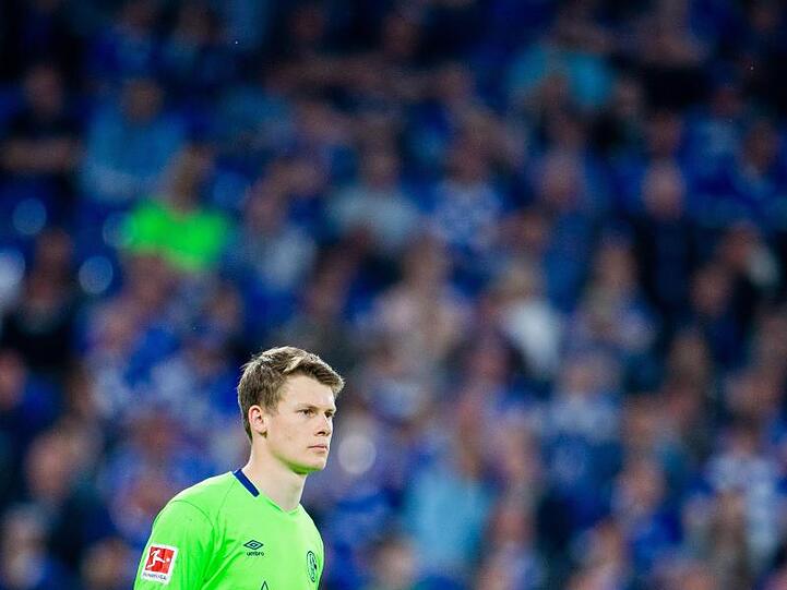 Alexander Nübel steht auf dem Spielfeld. Foto: Rolf Vennenbernd/Archivbild