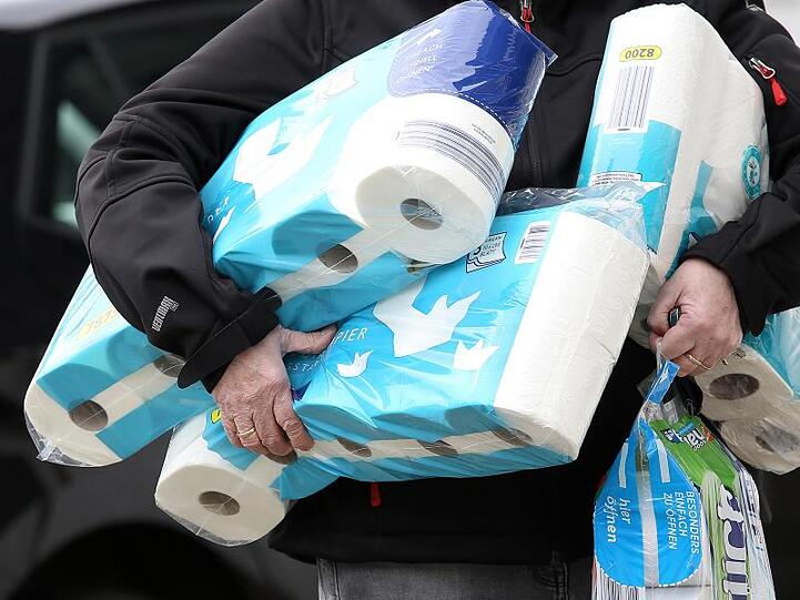 Im Netz gibt es Online-Plattformen, auf denen eine Packung Toilettenpapier für 20 Euro angeboten werden.