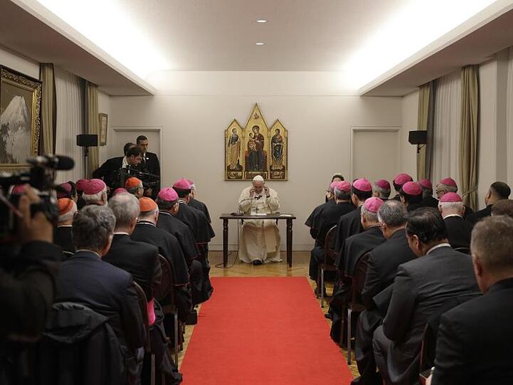 Papst Franziskus trifft sich mit den Bischöfen in der Apostolischen Nuntiatur in Tokio.