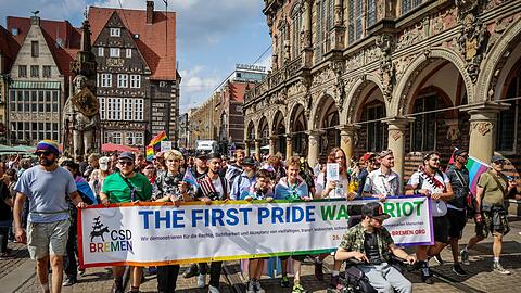 "The first pride was a riot" steht auf diesem Transparent beim Pride-Demonstrationszug durch Bremen.