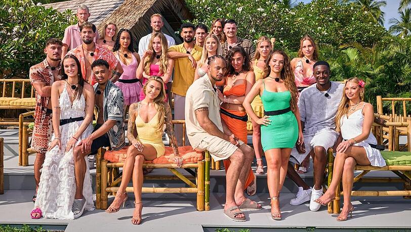 Moderatorin Sophia Thomalla posiert inmitten der 21 teilnehmenden Frauen und M&auml;nner.