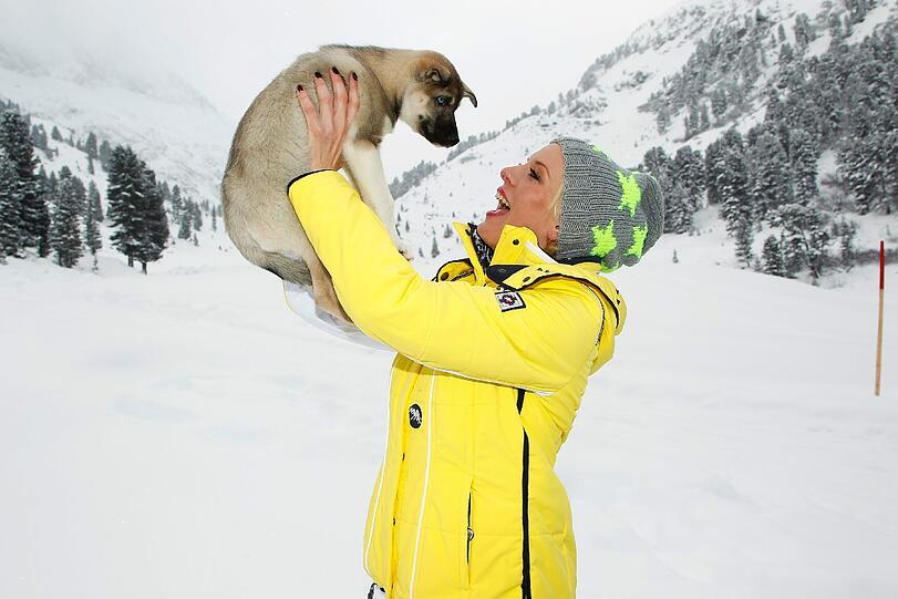 Und auch von Schauspielerin Eva Habermann gibt's Schmuseeinheiten für den Kleinen beim 4. Tirol Cross Mountain in Kühtai.