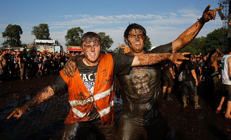 Schlammcatchen zum Abschluss: Am frühen Sonntagmorgen
dröhnten die letzten Töne des 24. Wacken Open Air (W:O:A) über das
knapp 220 Hektar großen Festivalgelände. Höhepunkt zum Abschluss war der Auftritt von Schockrocker Alice Cooper. Die Bilder vom letzten Tag!