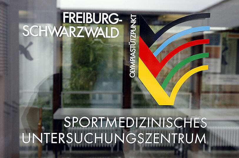 Der Eingang des Sportmedizinischen Untersuchungszentrums der Universitätsklinik in Freiburg. Am Donnerstag soll Licht in die dunkle Doping-Vergangenheit der 70er und 80er Jahre gebracht werden.