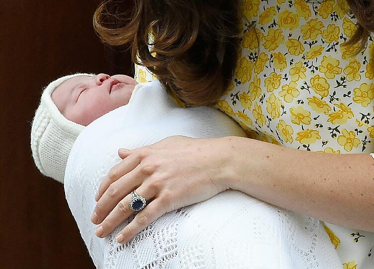 Herzogin Kate mit Prinzessin Charlotte am Tag der Geburt