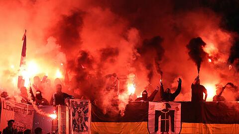 Martialische Bilder aus dem Löwen-Block. Beim Auswärtsspiel gegen Stuttgart zündeten Löwen-Ultras Bengalos.