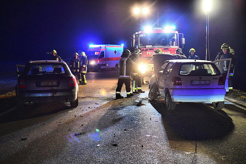 Beim Unfall in Grabenstätt erlitten drei Personen Verletzungen. Die Bilder von der Landstraße.