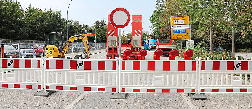 Wer es bis ans Ende der Alten Regensburger Straße geschafft hat, muss feststellen: Hier ist Schluss. Die Sperrung am Harlander-Knoten dauert noch bis 9. September.