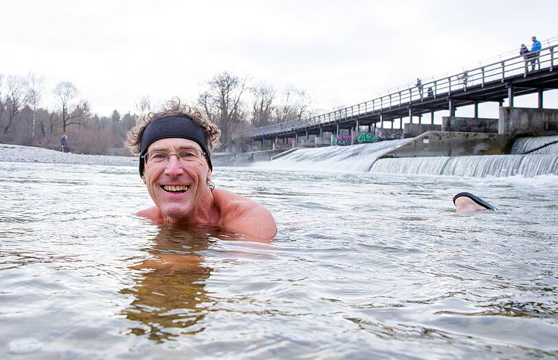 Auch Norbert Mayer (60) traut sich am Neujahrstag in die Isar