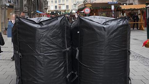 Die temporären Straßensperren stehen zum Beispiel hier in der Weinstraße.
