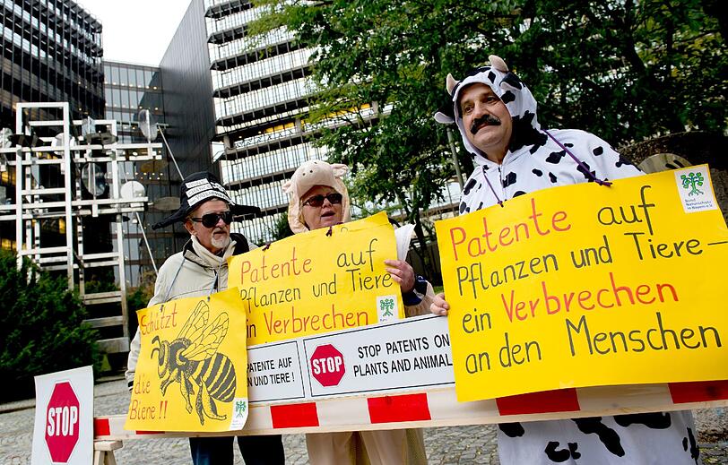 Demo gegen Patente auf Pflanzen und Nutztiere: Am Mittwoch sperrten Aktivisten symbolisch einen Eingang des Europäischen Patentamtes ab.