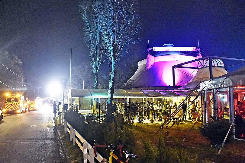 Während der Weihnachtsfeier des FC Teutonia München brach im Vereinsheim Feuer aus. Die Bilder.