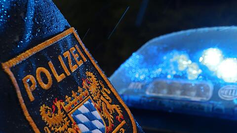 Die Polizei sucht nach einer jungen Frau zwischen 20 und 25 Jahren. (Symbolbild)