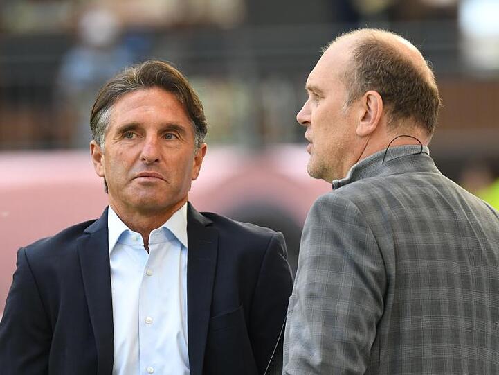 Die Chemie zwischen VfL-Trainer Bruno Labbadia (l) und Sport-Geschäftsführer Jörg Schmadtke "stimmt einfach nicht".