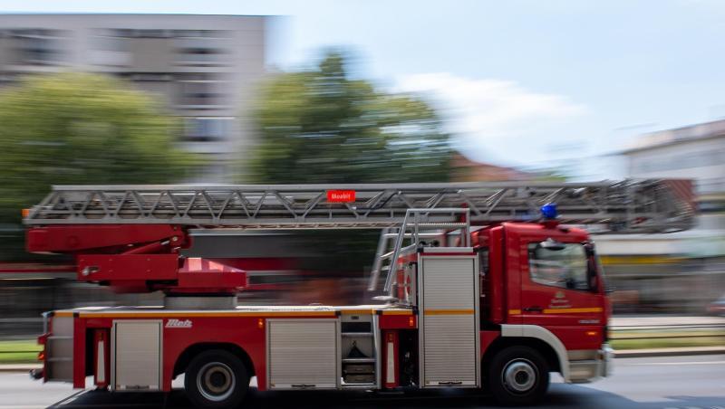Ein Feuerwehrauto fährt mit Blaulicht zu einem Einsatz. Foto: Monika Skolimowska/zb/dpa/Archivbild Ein Feuerwehrauto fährt mit Blaulicht zu einem Einsatz. Foto: Monika Skolimowska/zb/dpa/Archivbild