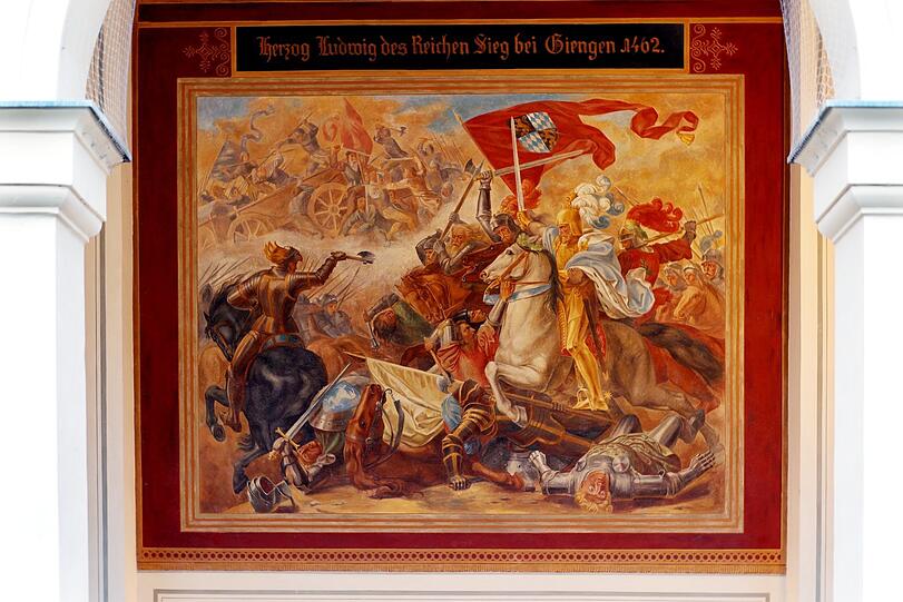 In den Hofgartenarkaden vorm Tambosi wird gekrönt und gemetzelt.