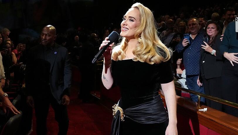Adele hat sich für ihren ersten Auftritt in Las Vegas für eine elegante Robe aus Samt entschieden.