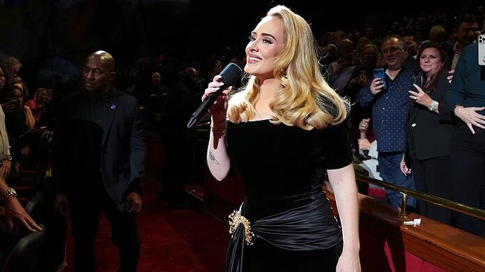 Adele hat sich für ihren ersten Auftritt in Las Vegas für eine elegante Robe aus Samt entschieden.