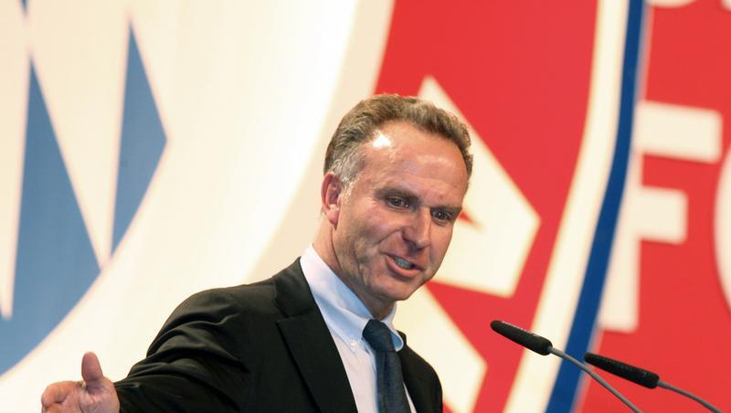 Lukas Podolski (Mitte), so glaubt Gerd Müller, wird an Miro Klose nie vorbeiziehen können – „auch wenn da der Poldi jetzt wieder beleidigt ist“. Lukas Podolski (Mitte), so glaubt Gerd Müller, wird an Miro Klose nie vorbeiziehen können – „auch wenn da der Poldi jetzt wieder beleidigt ist“.