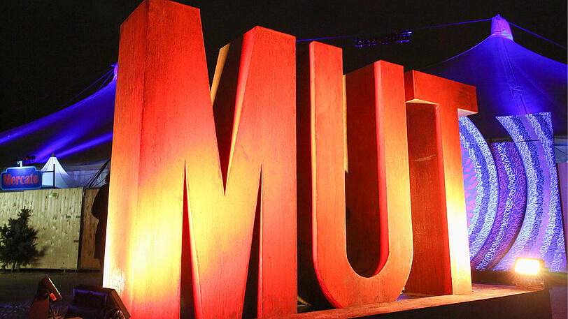 Neben Theater, Konzerten und Performances präsentiert Tollwood jedes Festival verschiedenste Kunstinstallationen und Skulpturen. Neben Theater, Konzerten und Performances präsentiert Tollwood jedes Festival verschiedenste Kunstinstallationen und Skulpturen.