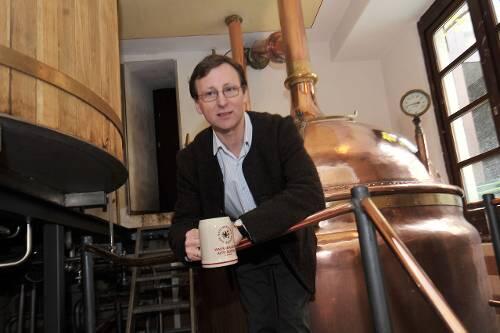 Brauerei-Chef 'Reinhard Engel vor dem Sudkessel.