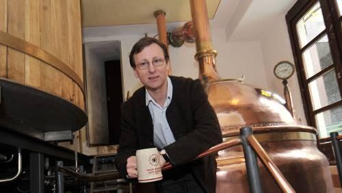 Brauerei-Chef 'Reinhard Engel vor dem Sudkessel. Brauerei-Chef 'Reinhard Engel vor dem Sudkessel.