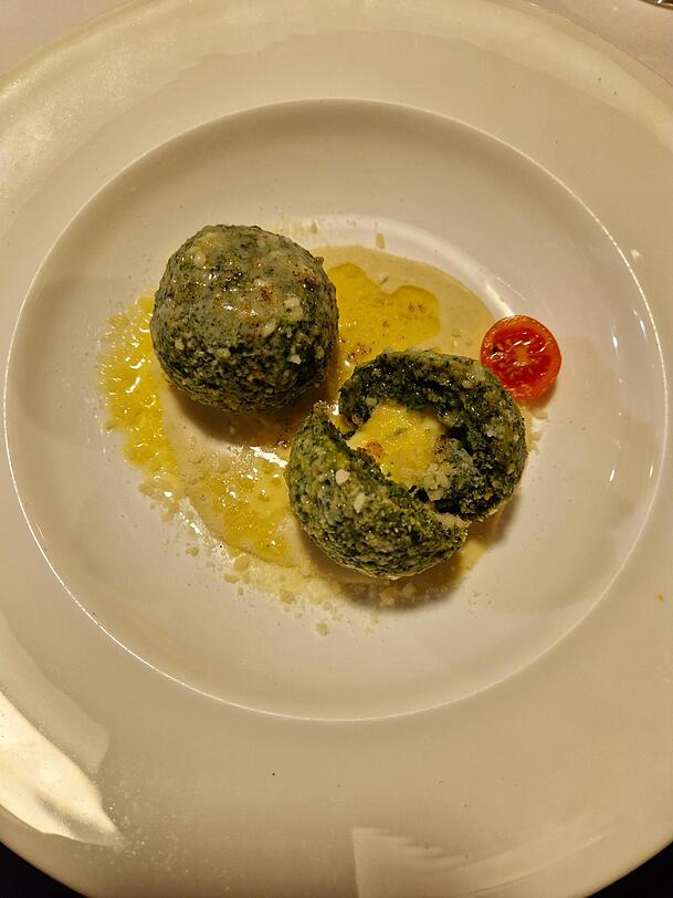 Ein Muss in S&uuml;dtirol: Spinatkn&ouml;del, hier im Restaurant Durnwald.