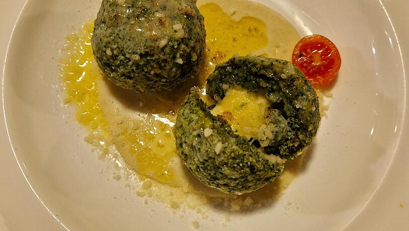 Ein Muss in Südtirol: Spinatknödel, hier im Restaurant Durnwald. Ein Muss in Südtirol: Spinatknödel, hier im Restaurant Durnwald.