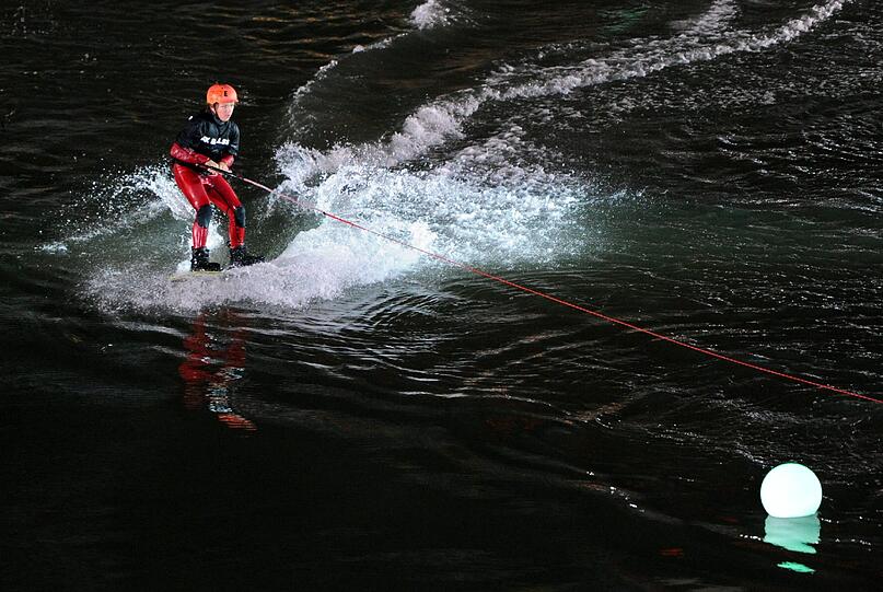 Der Wakeboarder hält sich wacker - spannend!