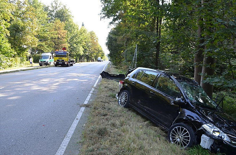 Nach dem Unfall kam der Nissan auf dem Bankett zum Stehen.