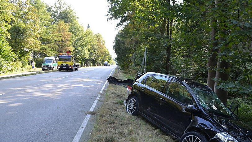 Nach dem Unfall kam der Nissan auf dem Bankett zum Stehen. Nach dem Unfall kam der Nissan auf dem Bankett zum Stehen.