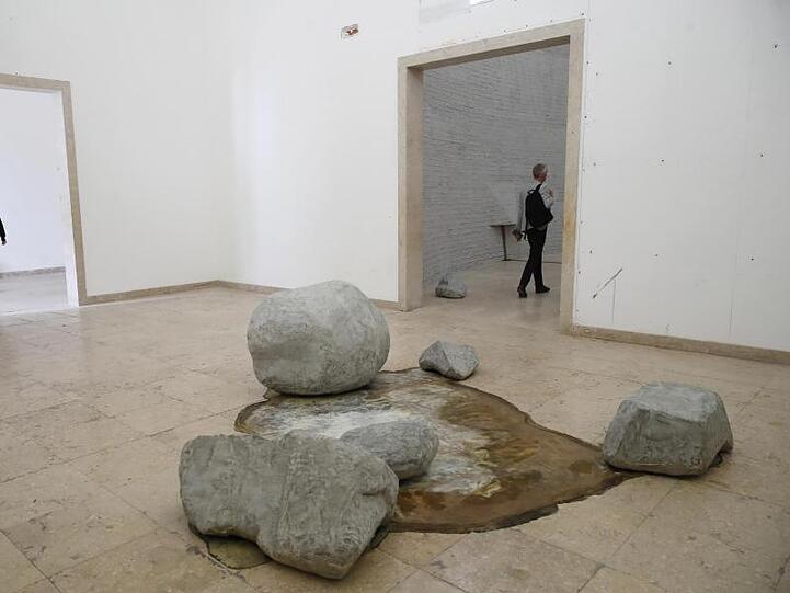 Besucher gehen an der Installation der Künstlerin Natascha Süder Happelmann im Deutschen Pavillon auf der Art Biennale Venedig 2019 vorbei.
